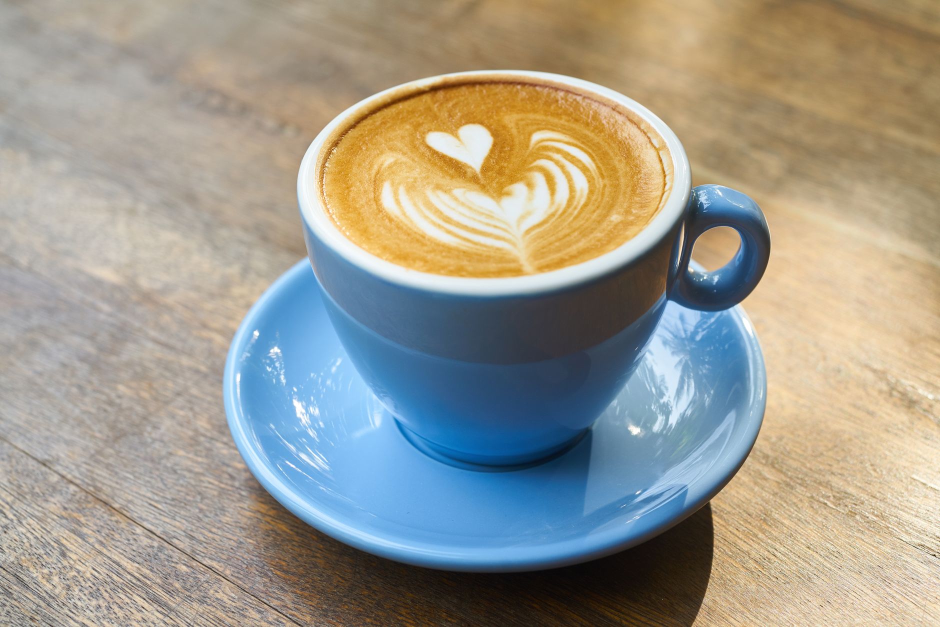 Latte art v šálke kávy